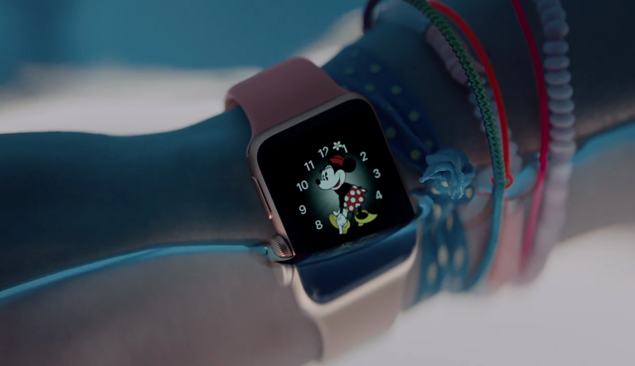 Apple Watch Series 2は右手装着が推奨!?Apple公式の最新CMで、やたらと右手装着が推されていることが判明！